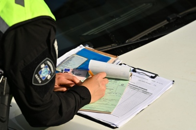 Πολύ χρήμα ρέει στα ταμεία - Βεβαιώθηκαν πάνω από 40.000 παραβάσεις του ΚΟΚ μέσα στις γιορτές