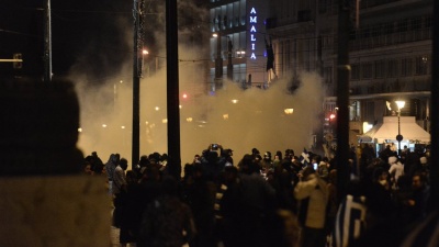 Συλλαλητήριο στο Σύνταγμα: Πετροπόλεμος και χημικά στην Αμαλίας - Προσαγωγές από την Αστυνομία