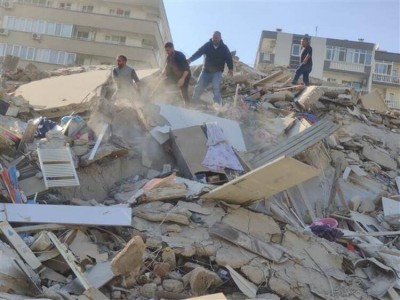Κατάρρευση κτηρίων στη Σμύρνη μετά τον ισχυρό σεισμό
