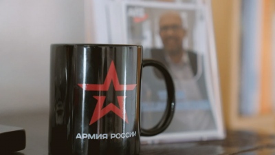 «Αρκετά πια με αυτή την ηλίθια κούπα!» Ένα αναμνηστικό από τον Ρωσικό Στρατό βρέθηκε στο γραφείο ενός Γερμανού πολιτικού
