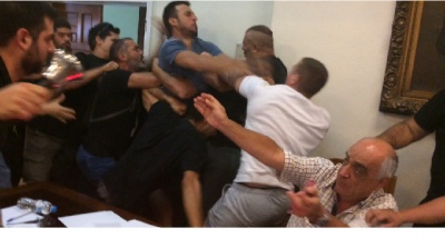 Ρινγκ στο δημοτικό συμβούλιο του Βόλου - ΜΑΤ και άγριο ξύλο