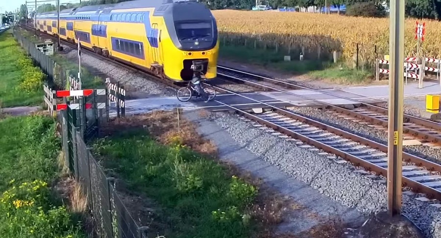 Απίστευτο βίντεο! Ποδηλάτης γλυτώνει παρά τρίχα από τρένο!