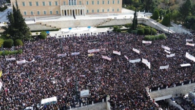 Αναφορές για προβλήματα με τις επικοινωνίες στο κέντρο της Αθήνας - «Χάνεται» το σήμα στο Σύνταγμα