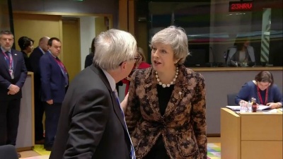Το στιγμιότυπο έντασης μεταξύ May και Juncker στη Σύνοδο Κορυφής