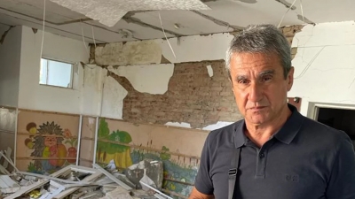 Σε βομβαρδισμένο νηπιαγωγείο έξω από το Κίεβο, ο Ανδρέας Λοβέρδος