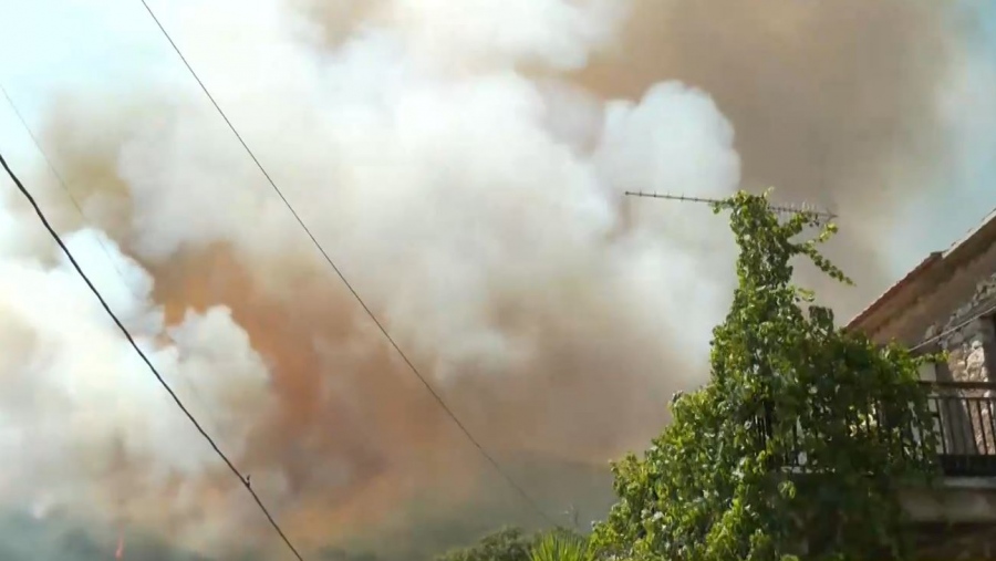 Συναγερμός στη Μεσσηνία: Μαίνεται η πυρκαγιά σε αγροτοδασική έκταση στα Πετράλωνα - Απειλεί σπίτια, εκκένωση μέσω 112