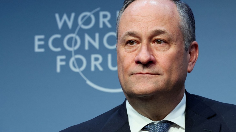 Βύσματα... τέλος - O Trump απέλυσε τον σύζυγο της Kamala Harris από το Μουσείο του Ολοκαυτώματος