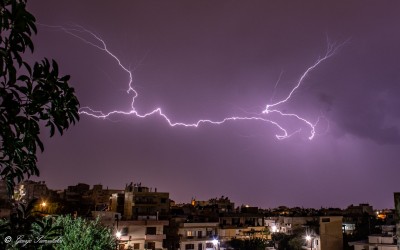 Σε ποτάμια μετατράπηκαν οι δρόμοι στην Κρήτη