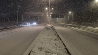 Κλειστή παραμένει η εθνική οδός Αθηνών - Λαμίας λόγω έντονων χιονοπτώσεων