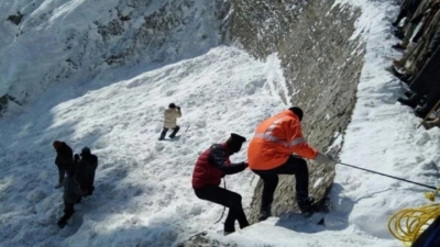 Αυστρία: Περίπου 10 ερασιτέχνες σκιέρ θάφτηκαν από χιονοστιβάδα - Η μάχη της διάσωσης