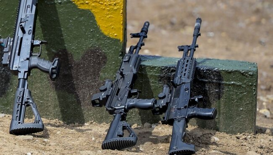Σιωπηλή αναβάθμιση στο πεδίο μάχης: Η Kalashnikov «κόντυνε» το ak‑15 και αλλάζει τους κανόνες