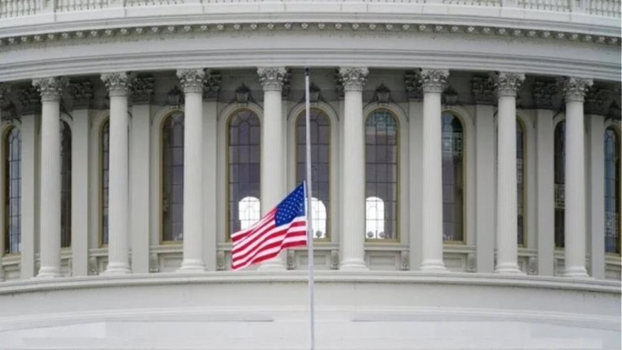 Πενθήμερο πένθος στις ΗΠΑ: Μεσίστιες οι σημαίες για τους 500.000 νεκρούς της πανδημίας