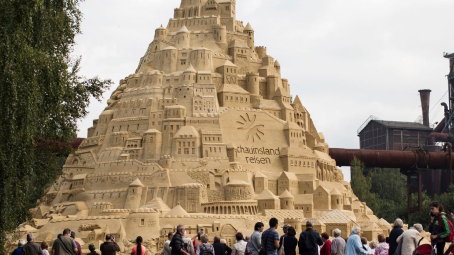 Ο ψηλότερος πύργος του κόσμου από άμμο έχει ύψος 20 μέτρα και στην κορυφή έχει τον κορωνοϊό