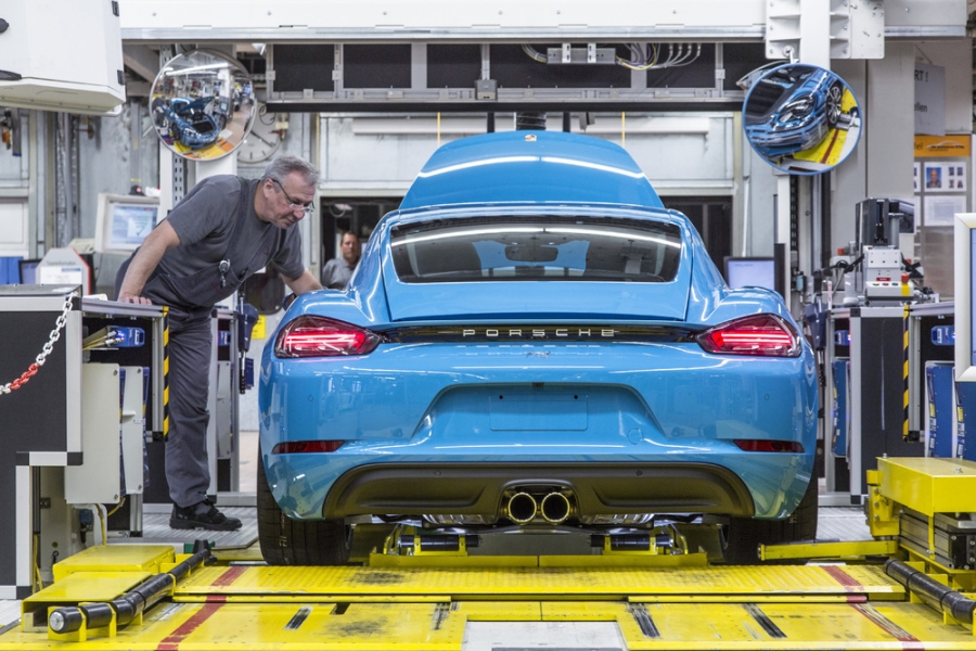 Porsche: Εξετάζει περικοπές στην παραγωγή εξαιτίας της έλλειψης ημιαγωγών