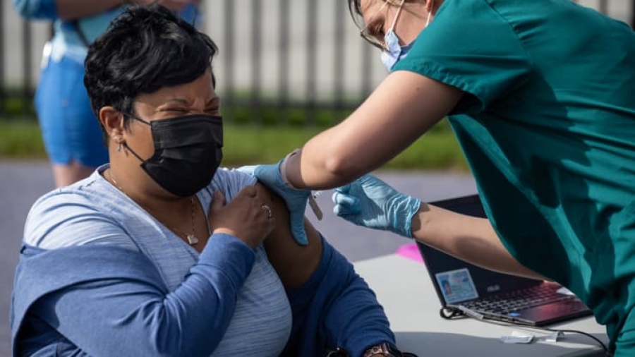 ΗΠΑ: Κοντά στο 50% του πληθυσμού έχει λάβει μια δόση εμβολίου – Πτωτική τάση στα νέα κρούσματα Covid-19