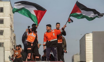 Χιλιάδες Παλαιστίνιοι πανηγυρίζουν την εκεχειρία, στα ερείπια της Γάζας