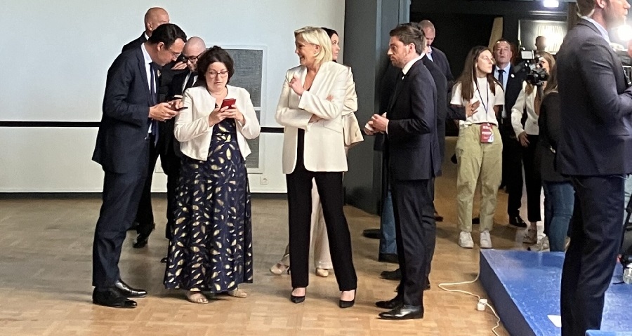 Ευρωεκλογές 2024: Η γαλλική ακροδεξιά ετοιμάζεται για τη μεγάλη βραδιά - Με σαμπάνιες η Le Pen περιμένει τα αποτελέσματα