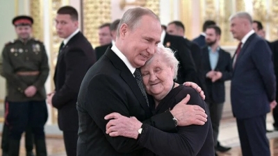 Μπορεί η 88χρονη δασκάλα του Putin να σώσει τον κόσμο; Η «Αχίλλειος πτέρνα» του Ρώσου ηγέτη