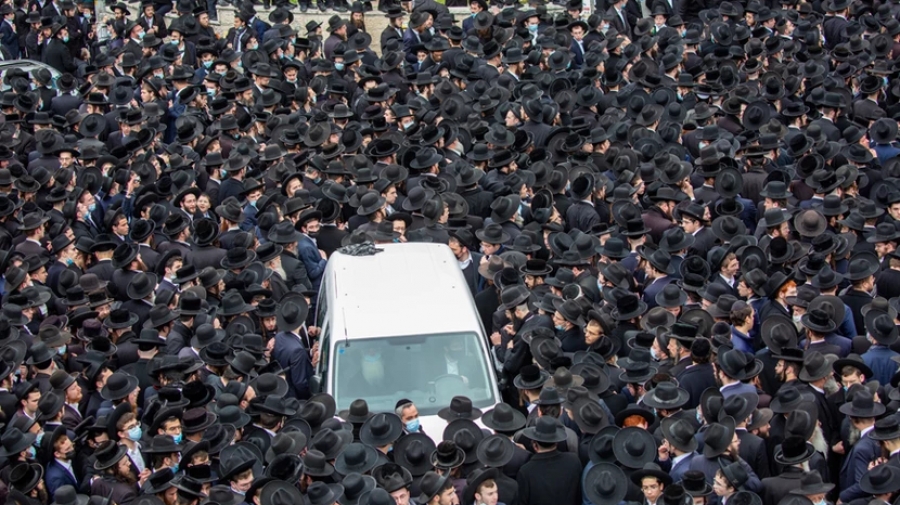 Απίστευτες εικόνες συνωστισμού σε κηδεία στο Ισραήλ - Αγνόησαν παντελώς το lockdown