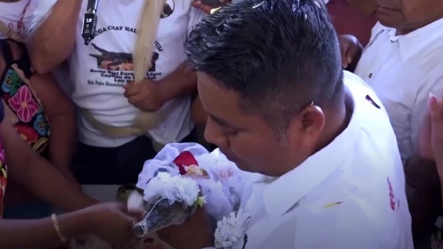 Δήμαρχος στο Μεξικό παντρεύτηκε θηλυκό... κροκόδειλο