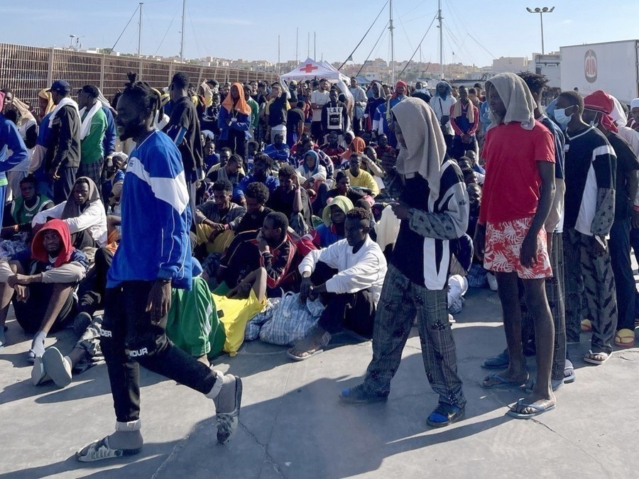 Ιταλία: «Πόλεμος» στη Λαμπεντούζα – Ξεπέρασαν τις 7.000 οι μετανάστες στο νησί