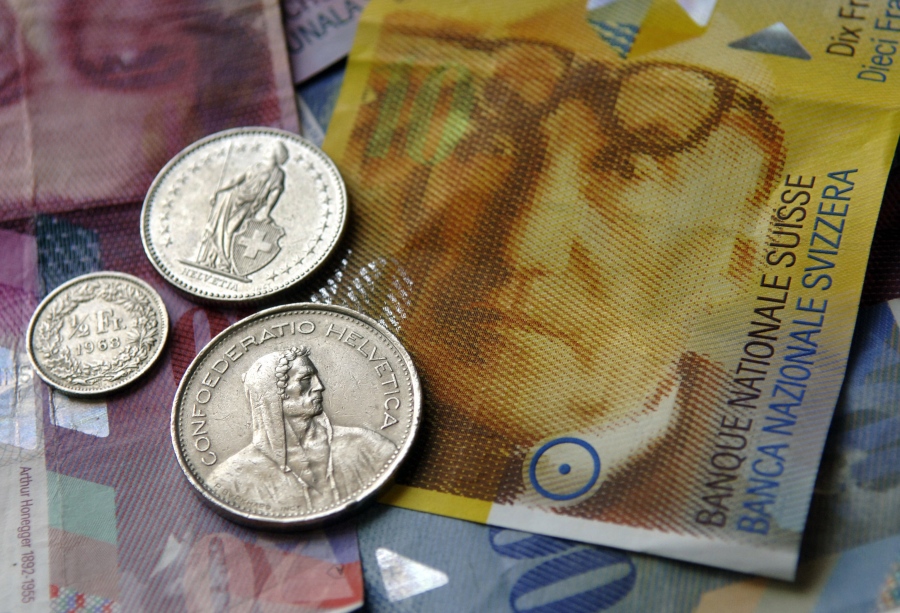 Οι προσδοκίες για μειώσεις επιτοκίων από την ΕΚΤ στέλνουν το ελβετικό φράγκο σε υψηλό 8 ετών