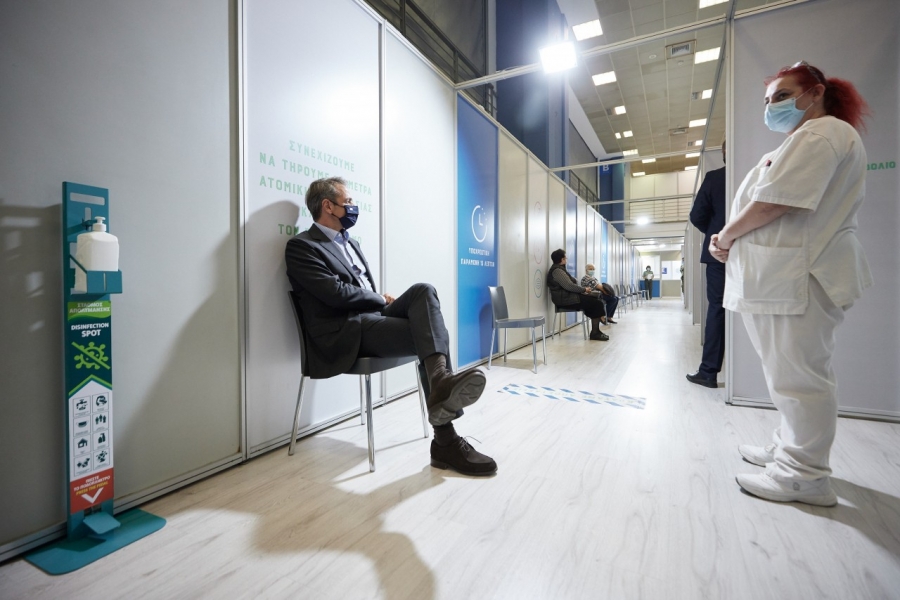 Εμβολιάστηκε με την τρίτη δόση ο Μητσοτάκης - Έκκληση στους ανεμβολίαστους