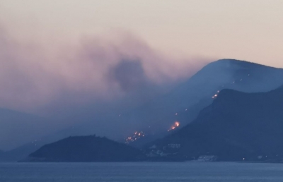 Μαίνεται το πύρινο μέτωπο στη Σάμο – Εκκένωση χωριών, ολονύχτια μάχη με τις φλόγες