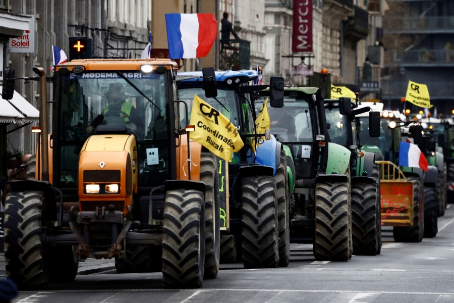 Γαλλία: Σε πανικό η κυβέρνηση – Νέες παραχωρήσεις για να κατευνάσει την οργή των αγροτών