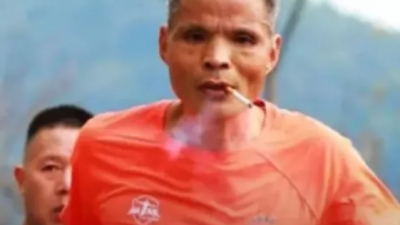 Απίστευτο: 50αρης έτρεξε σε μαραθώνιο... καπνίζοντας - Έφαγαν τον... καπνό του - Σε ποια θέση τερμάτισε
