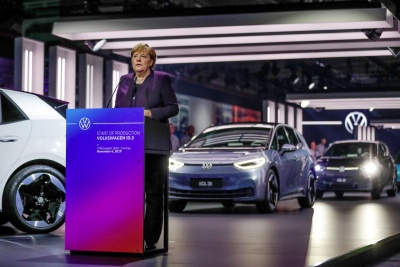 Έκκληση Merkel στις γερμανικές αυτοκινητοβιομηχανίες: Κατασκευάστε ιατρικό εξοπλισμό και αναπνευστήρες για τον Covid19