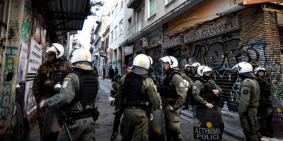 Εννέα συλλήψεις στα Εξάρχεια – Αναρχικοί σχεδίαζαν να ρίξουν αντικείμενα στα ΜΑΤ από πολυκατοικία