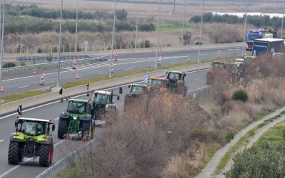 Αγροτικά μπλόκα - Ένταση, επεισόδια και χημικά σε Νίκαια και Πλατύκαμπο Λάρισας