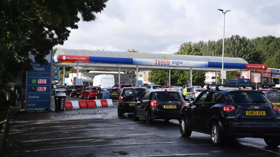 Βρετανία - Έκκληση της κυβέρνησης προς τους οδηγούς: Μην γεμίζετε μπουκάλια νερού με καύσιμα στα βενζινάδικα