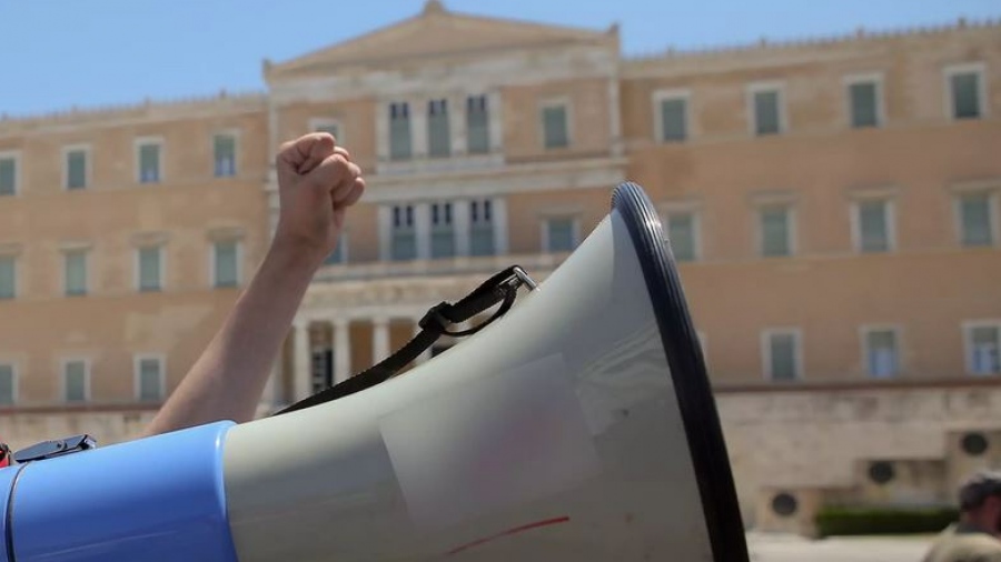 Αντιπολεμικά και αντιρατσιστικά συλλαλητήρια στο Σύνταγμα και σε άλλες πόλεις - Έκλεισε  στις 14:00 ο σταθμός του Μετρό «Σύνταγμα»