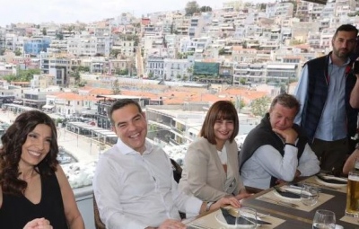 Στoν Πειραιά η καθιερωμένη συνάντηση Τσίπρα με τους πολιτικούς συντάκτες - Η χαλαρή συζήτηση και το μπάσκετ