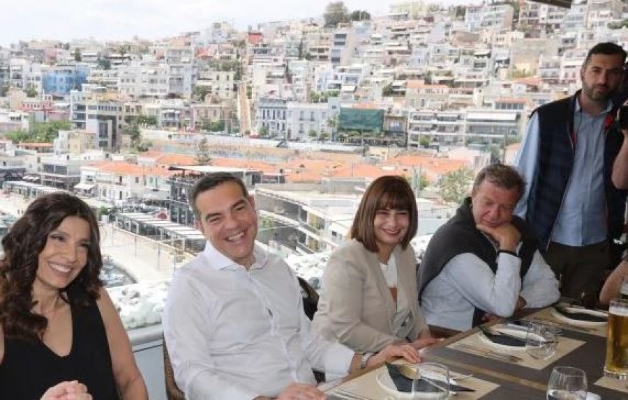 Στoν Πειραιά η καθιερωμένη συνάντηση Τσίπρα με τους πολιτικούς συντάκτες - Η χαλαρή συζήτηση και το μπάσκετ