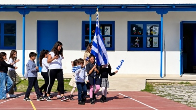 Γέμισε παιδιά η Ηρακλειά - Σχολική παρέλαση με 21 μαθητές από τη Μύκονο (vid)