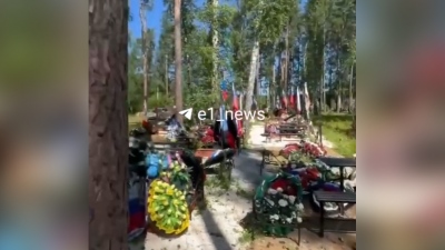 Απίστευτη ιεροσυλία στη Ρωσία - Σκίζουν σημαίες από τους τάφους των πεσόντων στρατιωτών του πολέμου (vid)