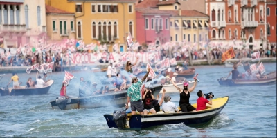 Ιταλία: Σε δρόμους, αποβάθρες και γόνδολες διαμαρτύρονται οργισμένοι Βενετσιάνοι για την άφιξη του κρουαζιερόπλοιου