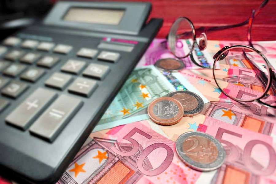 Εκτός αυξήσεων 1 εκατ. συνταξιούχοι και δύο μισθούς κοστίζει η ηλεκτρική ενέργεια