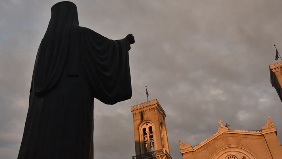 Παράταση στα περιοριστικά μέτρα για τις εκκλησίες