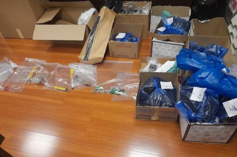 ΕΛΑΣ: Βρέθηκαν μαχαίρια, φωτοβολίδες και κροτίδες στο γήπεδο στου Ρέντη