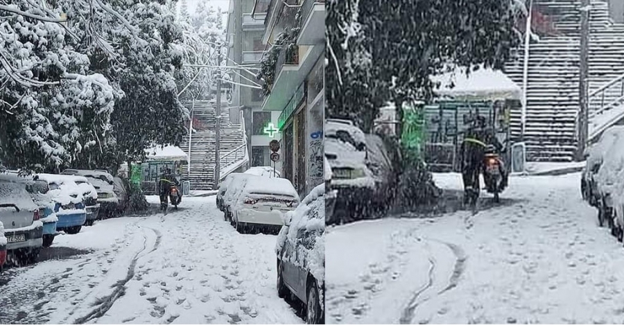 Αθήνα: Διανομέας ανέβασε με τα χέρια το μηχανάκι για να παραδώσει καφέ μέσα στα χιόνια
