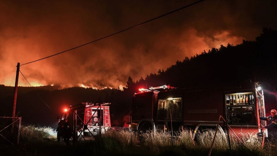 Πυρκαγιές: Ανησυχίες και κινητοποίηση στην Κάρυστο λόγω βραδινής αναζωπύρωσης
