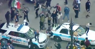 ΗΠΑ: Σοκαριστικό βίντεο με περιπολικό να παρασέρνει διαδηλωτές
