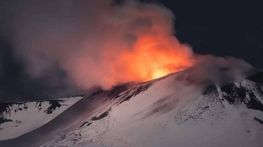Ιταλία: «Ξύπνησε» και πάλι το ηφαίστειο της Αίτνα - Σιντριβάνι λάβας ύψους 100 μέτρων