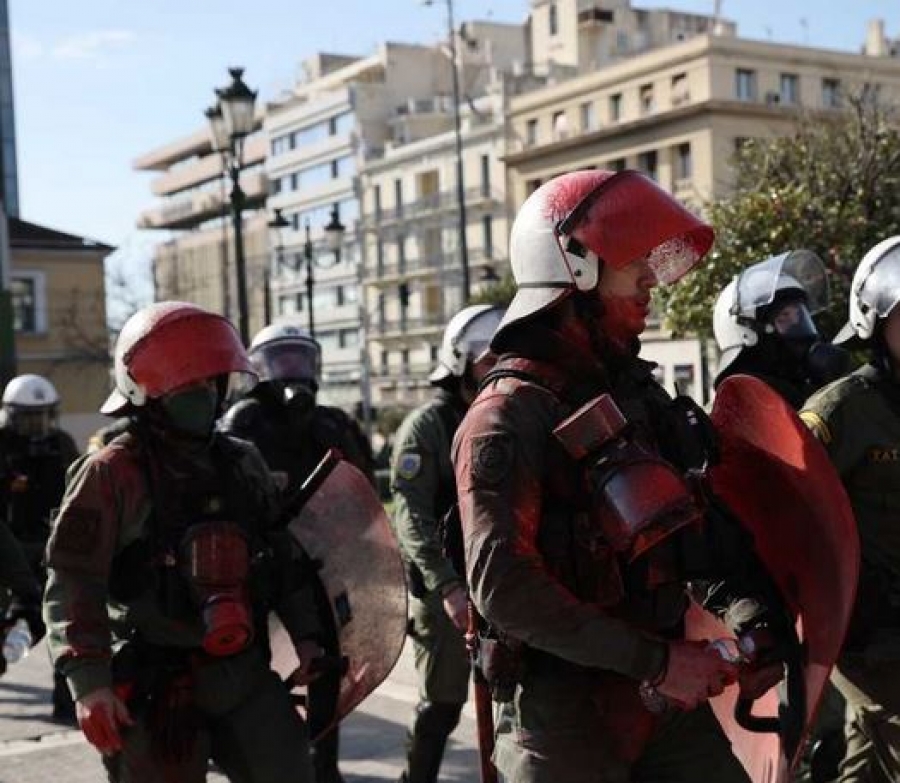 Επεισόδια στα Προπύλαια σε συγκέντρωση κατά των περιοριστικών μέτρων και της υποχρεωτικότητας των εμβολιασμών