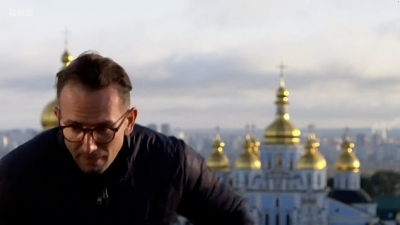 Ουκρανία: Δημοσιογράφος στο Κίεβο τρέχει να καλυφθεί ενώ είναι στον «αέρα» του δελτίου του BBC μετά τις επιθέσεις