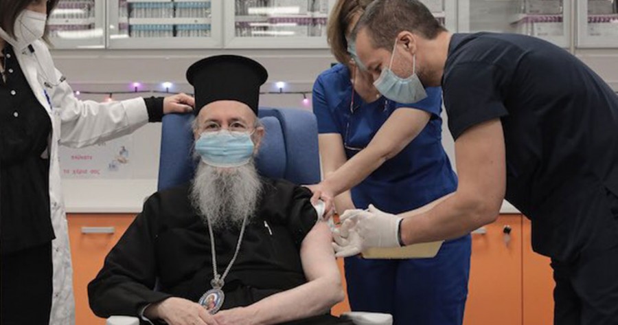Κορωνοϊός: Το μικρό όνομα του νοσηλευτή που εμβολίασε τον Μητροπολίτη Ναυπάκτου είναι Θεούλης